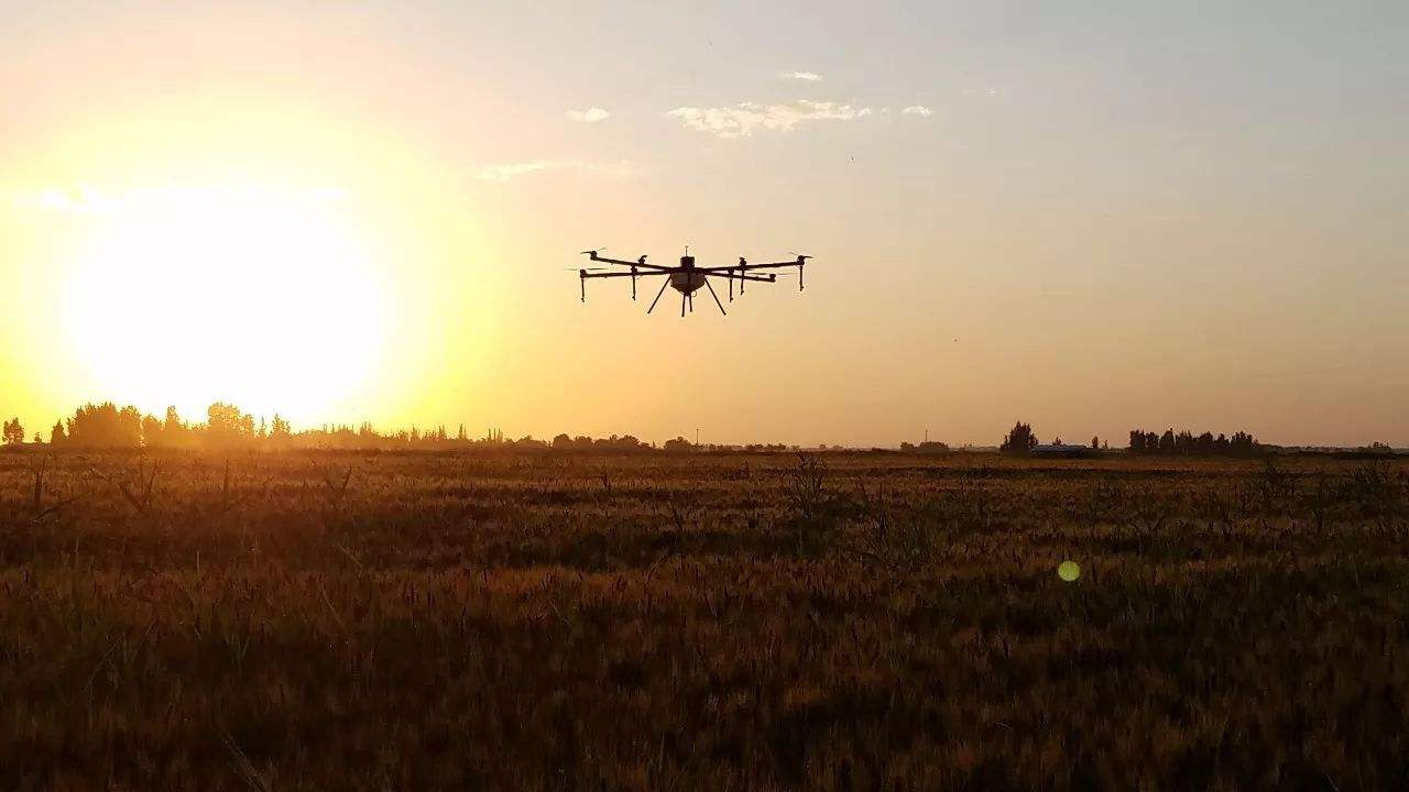 “無(wú)人機(jī)駕駛員”成為新職業(yè) 前景好工資高(圖1) “無(wú)人機(jī)駕駛員”成為新職業(yè) 前景好工資高(圖1)