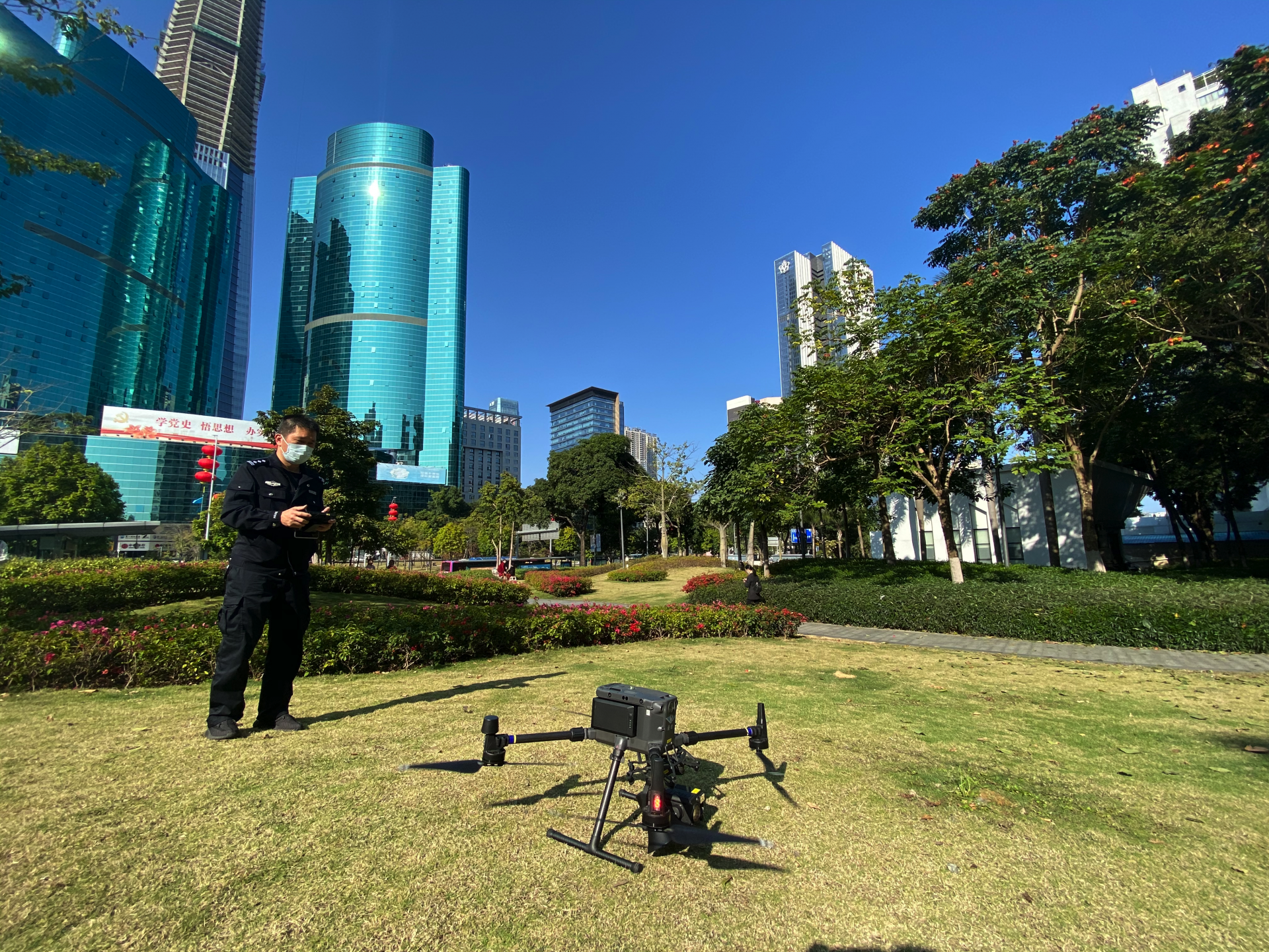 警用無(wú)人機(jī)喊話(huà)助力羅湖區(qū)科技防疫(圖1) 警用無(wú)人機(jī)喊話(huà)助力羅湖區(qū)科技防疫(圖1)
