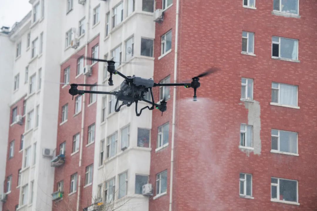 無人機進社區構建“三位一體”堅固疫情防控體系(圖2) 無人機進社區構建“三位一體”堅固疫情防控體系(圖2)