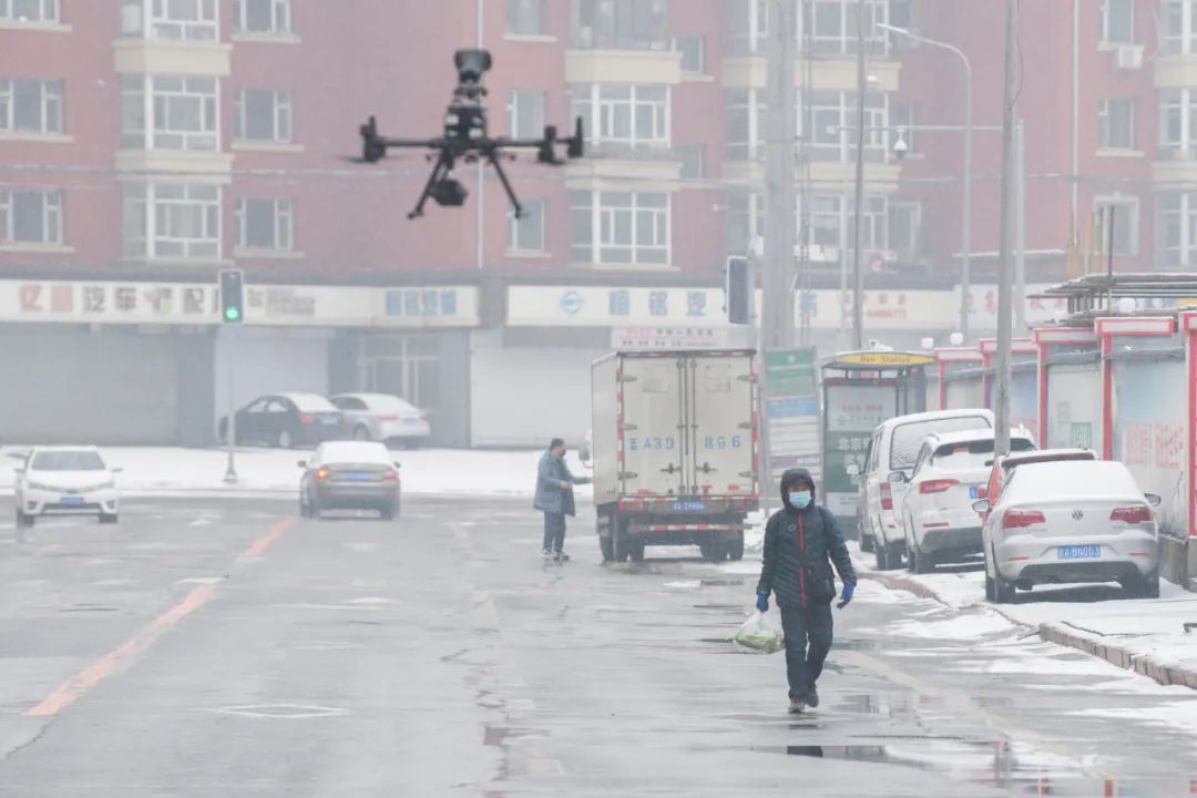 無人機進社區構建“三位一體”堅固疫情防控體系(圖1) 無人機進社區構建“三位一體”堅固疫情防控體系(圖1)