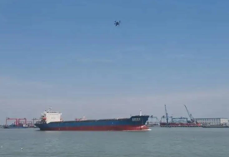 深圳海事局利用無(wú)人機(jī)監(jiān)測(cè)船舶大氣污染物排放(圖1)