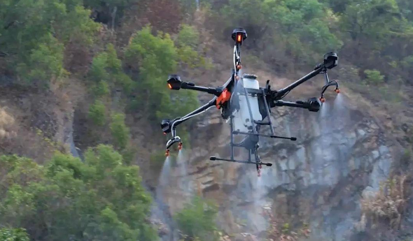 消防無人機化身喊話小喇叭 抗疫防火宣傳兩不誤(圖1) 工業(yè)無人機